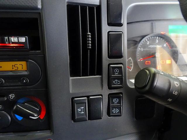 エルフトラック フルフラットロー　２ｔ　４ＷＤ　ワイドロング　アルミバン　リア３枚観音扉／９０度ストッパー付　荷室左右パネル埋め込みフック３対　荷室灯２個　アドブルー　車線逸脱警報装置　トラクションコントロール（11枚目）