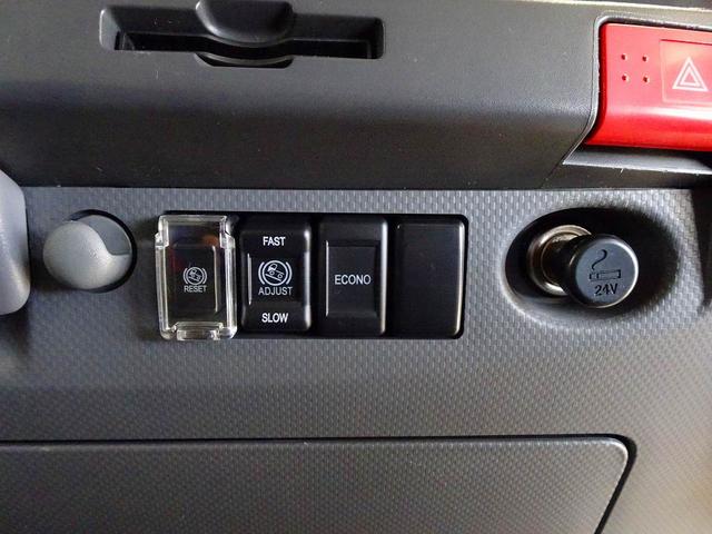 エルフトラック フルフラットロー　２ｔ　４ＷＤ　ワイドロング　アルミバン　リア３枚観音扉／９０度ストッパー付　荷室左右パネル埋め込みフック３対　荷室灯２個　アドブルー　車線逸脱警報装置　トラクションコントロール（12枚目）