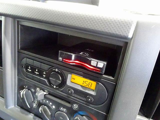 エルフトラック フルフラットロー　２ｔ　４ＷＤ　ワイドロング　アルミバン　リア３枚観音扉／９０度ストッパー付　荷室左右パネル埋め込みフック３対　荷室灯２個　アドブルー　車線逸脱警報装置　トラクションコントロール（13枚目）