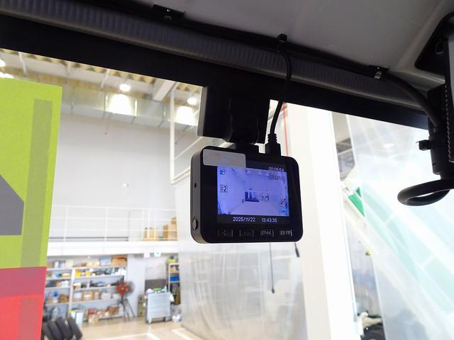 エルフトラック フルフラットロー　２ｔ　４ＷＤ　ワイドロング　アルミバン　リア３枚観音扉／９０度ストッパー付　荷室左右パネル埋め込みフック３対　荷室灯２個　アドブルー　車線逸脱警報装置　トラクションコントロール（15枚目）