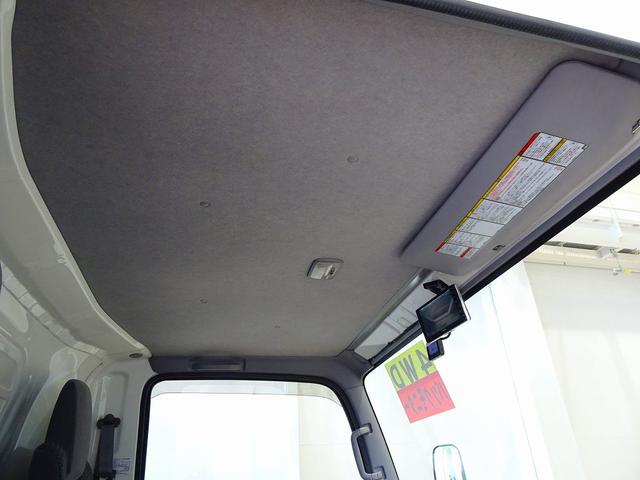 エルフトラック フルフラットロー　２ｔ　４ＷＤ　ワイドロング　アルミバン　リア３枚観音扉／９０度ストッパー付　荷室左右パネル埋め込みフック３対　荷室灯２個　アドブルー　車線逸脱警報装置　トラクションコントロール（16枚目）