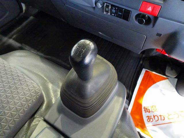 エルフトラック フルフラットロー　２ｔ　４ＷＤ　ワイドロング　アルミバン　リア３枚観音扉／９０度ストッパー付　荷室左右パネル埋め込みフック３対　荷室灯２個　アドブルー　車線逸脱警報装置　トラクションコントロール（17枚目）