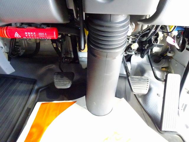 エルフトラック フルフラットロー　２ｔ　４ＷＤ　ワイドロング　アルミバン　リア３枚観音扉／９０度ストッパー付　荷室左右パネル埋め込みフック３対　荷室灯２個　アドブルー　車線逸脱警報装置　トラクションコントロール（18枚目）