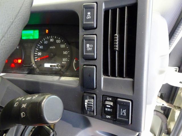 エルフトラック フルフラットロー　２ｔ　４ＷＤ　ワイドロング　アルミバン　リア３枚観音扉／９０度ストッパー付　荷室左右パネル埋め込みフック３対　荷室灯２個　アドブルー　車線逸脱警報装置　トラクションコントロール（19枚目）