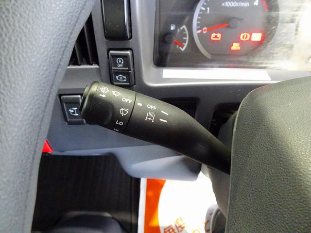 エルフトラック フルフラットロー　２ｔ　４ＷＤ　ワイドロング　アルミバン　リア３枚観音扉／９０度ストッパー付　荷室左右パネル埋め込みフック３対　荷室灯２個　アドブルー　車線逸脱警報装置　トラクションコントロール（20枚目）