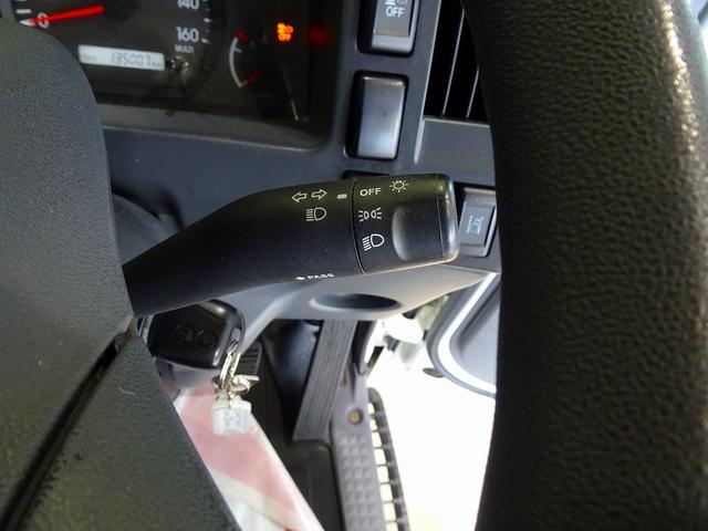 エルフトラック フルフラットロー　２ｔ　４ＷＤ　ワイドロング　アルミバン　リア３枚観音扉／９０度ストッパー付　荷室左右パネル埋め込みフック３対　荷室灯２個　アドブルー　車線逸脱警報装置　トラクションコントロール（21枚目）