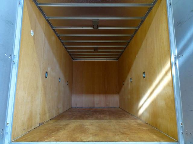 エルフトラック フルフラットロー　２ｔ　４ＷＤ　ワイドロング　アルミバン　リア３枚観音扉／９０度ストッパー付　荷室左右パネル埋め込みフック３対　荷室灯２個　アドブルー　車線逸脱警報装置　トラクションコントロール（23枚目）