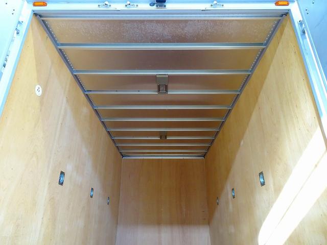 エルフトラック フルフラットロー　２ｔ　４ＷＤ　ワイドロング　アルミバン　リア３枚観音扉／９０度ストッパー付　荷室左右パネル埋め込みフック３対　荷室灯２個　アドブルー　車線逸脱警報装置　トラクションコントロール（25枚目）