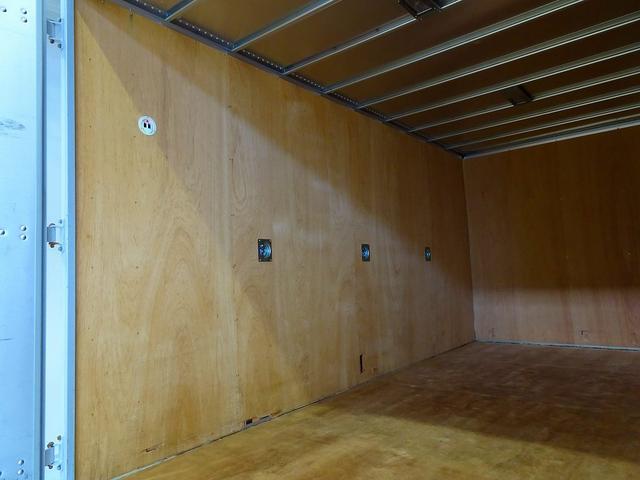 エルフトラック フルフラットロー　２ｔ　４ＷＤ　ワイドロング　アルミバン　リア３枚観音扉／９０度ストッパー付　荷室左右パネル埋め込みフック３対　荷室灯２個　アドブルー　車線逸脱警報装置　トラクションコントロール（26枚目）