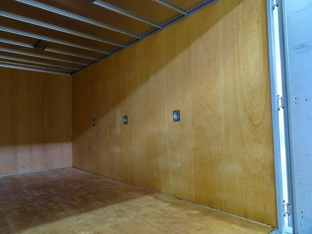 エルフトラック フルフラットロー　２ｔ　４ＷＤ　ワイドロング　アルミバン　リア３枚観音扉／９０度ストッパー付　荷室左右パネル埋め込みフック３対　荷室灯２個　アドブルー　車線逸脱警報装置　トラクションコントロール（27枚目）