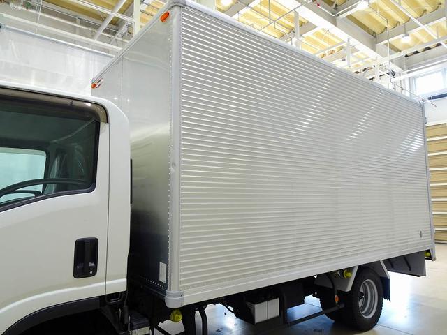 エルフトラック フルフラットロー　２ｔ　４ＷＤ　ワイドロング　アルミバン　リア３枚観音扉／９０度ストッパー付　荷室左右パネル埋め込みフック３対　荷室灯２個　アドブルー　車線逸脱警報装置　トラクションコントロール（29枚目）