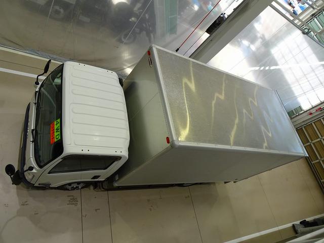 エルフトラック フルフラットロー　２ｔ　４ＷＤ　ワイドロング　アルミバン　リア３枚観音扉／９０度ストッパー付　荷室左右パネル埋め込みフック３対　荷室灯２個　アドブルー　車線逸脱警報装置　トラクションコントロール（30枚目）