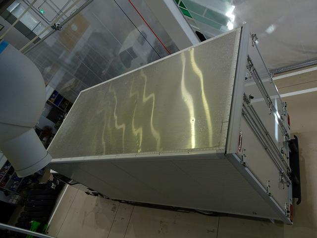 エルフトラック フルフラットロー　２ｔ　４ＷＤ　ワイドロング　アルミバン　リア３枚観音扉／９０度ストッパー付　荷室左右パネル埋め込みフック３対　荷室灯２個　アドブルー　車線逸脱警報装置　トラクションコントロール（31枚目）