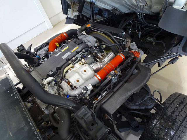 エルフトラック フルフラットロー　２ｔ　４ＷＤ　ワイドロング　アルミバン　リア３枚観音扉／９０度ストッパー付　荷室左右パネル埋め込みフック３対　荷室灯２個　アドブルー　車線逸脱警報装置　トラクションコントロール（32枚目）