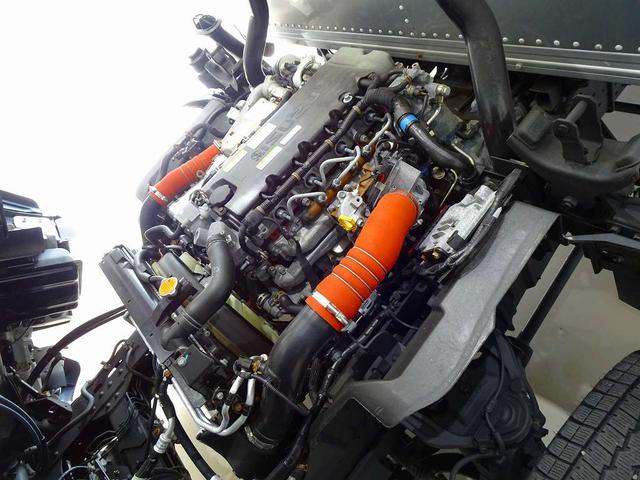 エルフトラック フルフラットロー　２ｔ　４ＷＤ　ワイドロング　アルミバン　リア３枚観音扉／９０度ストッパー付　荷室左右パネル埋め込みフック３対　荷室灯２個　アドブルー　車線逸脱警報装置　トラクションコントロール（33枚目）