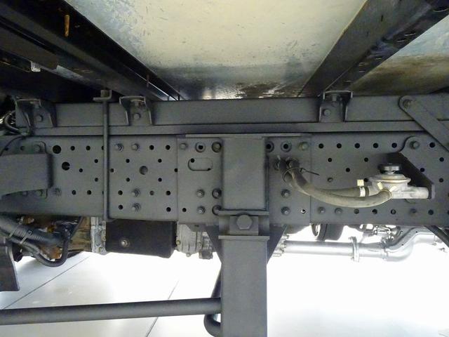 エルフトラック フルフラットロー　２ｔ　４ＷＤ　ワイドロング　アルミバン　リア３枚観音扉／９０度ストッパー付　荷室左右パネル埋め込みフック３対　荷室灯２個　アドブルー　車線逸脱警報装置　トラクションコントロール（34枚目）