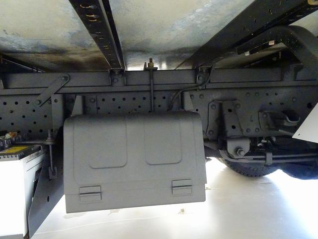 エルフトラック フルフラットロー　２ｔ　４ＷＤ　ワイドロング　アルミバン　リア３枚観音扉／９０度ストッパー付　荷室左右パネル埋め込みフック３対　荷室灯２個　アドブルー　車線逸脱警報装置　トラクションコントロール（35枚目）