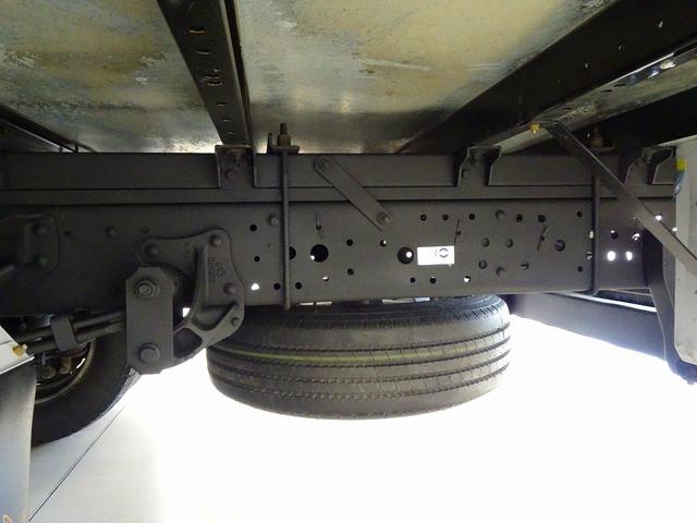 エルフトラック フルフラットロー　２ｔ　４ＷＤ　ワイドロング　アルミバン　リア３枚観音扉／９０度ストッパー付　荷室左右パネル埋め込みフック３対　荷室灯２個　アドブルー　車線逸脱警報装置　トラクションコントロール（36枚目）