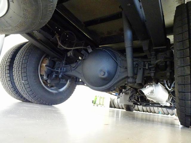 エルフトラック フルフラットロー　２ｔ　４ＷＤ　ワイドロング　アルミバン　リア３枚観音扉／９０度ストッパー付　荷室左右パネル埋め込みフック３対　荷室灯２個　アドブルー　車線逸脱警報装置　トラクションコントロール（37枚目）