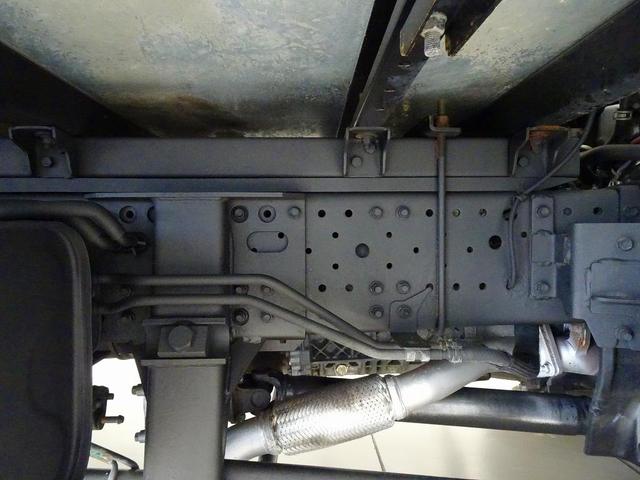 エルフトラック フルフラットロー　２ｔ　４ＷＤ　ワイドロング　アルミバン　リア３枚観音扉／９０度ストッパー付　荷室左右パネル埋め込みフック３対　荷室灯２個　アドブルー　車線逸脱警報装置　トラクションコントロール（39枚目）