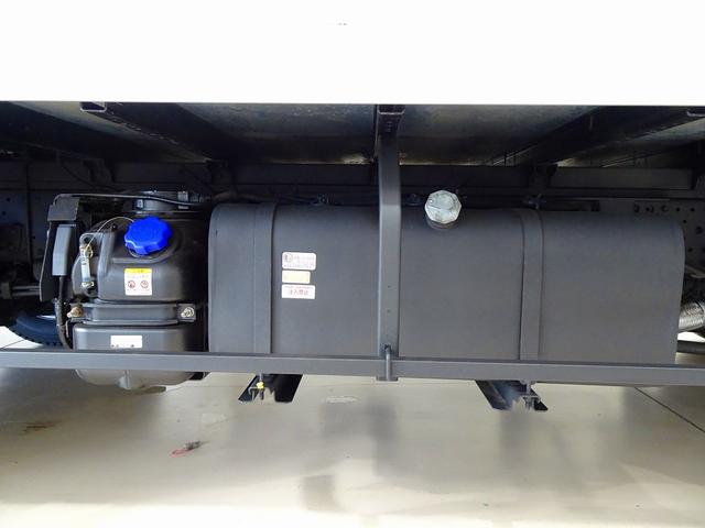 エルフトラック フルフラットロー　２ｔ　４ＷＤ　ワイドロング　アルミバン　リア３枚観音扉／９０度ストッパー付　荷室左右パネル埋め込みフック３対　荷室灯２個　アドブルー　車線逸脱警報装置　トラクションコントロール（40枚目）