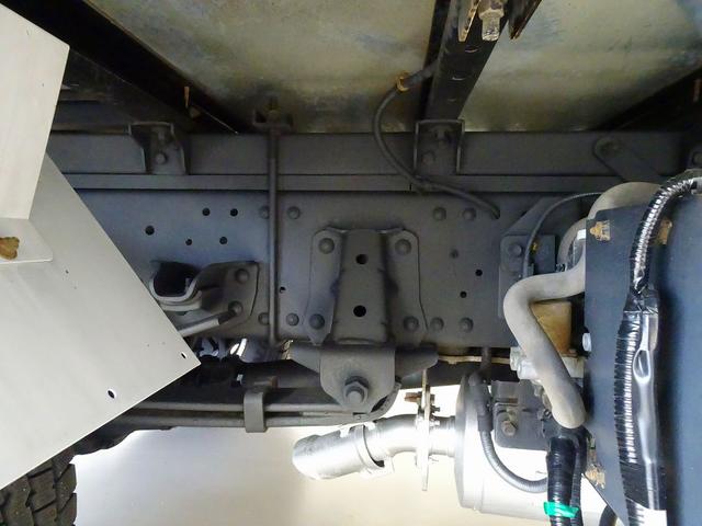 エルフトラック フルフラットロー　２ｔ　４ＷＤ　ワイドロング　アルミバン　リア３枚観音扉／９０度ストッパー付　荷室左右パネル埋め込みフック３対　荷室灯２個　アドブルー　車線逸脱警報装置　トラクションコントロール（41枚目）