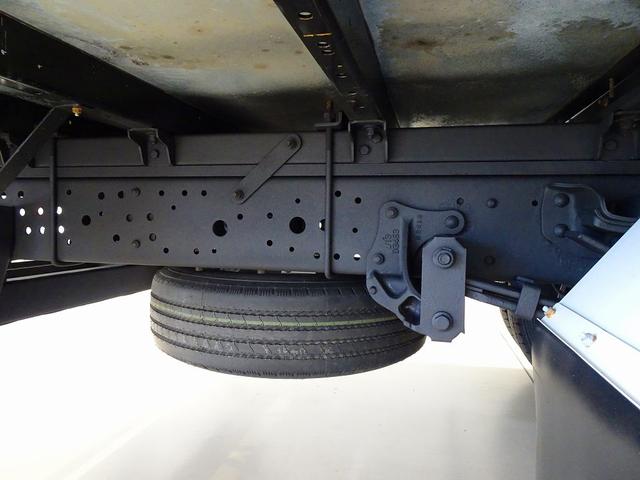 エルフトラック フルフラットロー　２ｔ　４ＷＤ　ワイドロング　アルミバン　リア３枚観音扉／９０度ストッパー付　荷室左右パネル埋め込みフック３対　荷室灯２個　アドブルー　車線逸脱警報装置　トラクションコントロール（42枚目）