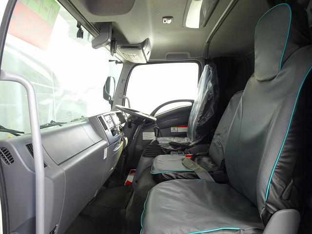 フォワード 　２．２ｔ　ワイドベッド付　アルミウイング　格納ゲート付　リアエアサス　リア観音扉　セイコーラック　ラッシング２段　床フック５対　荷室リア入口回転渡し板付　荷室ＬＥＤ灯　ＰＧ／１，０００ｋｇ　リモコン付（6枚目）