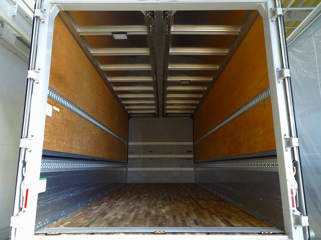 フォワード 　２．２ｔ　ワイドベッド付　アルミウイング　格納ゲート付　リアエアサス　リア観音扉　セイコーラック　ラッシング２段　床フック５対　荷室リア入口回転渡し板付　荷室ＬＥＤ灯　ＰＧ／１，０００ｋｇ　リモコン付（17枚目）