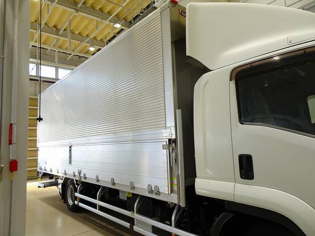 フォワード 　２．２ｔ　ワイドベッド付　アルミウイング　格納ゲート付　リアエアサス　リア観音扉　セイコーラック　ラッシング２段　床フック５対　荷室リア入口回転渡し板付　荷室ＬＥＤ灯　ＰＧ／１，０００ｋｇ　リモコン付（23枚目）