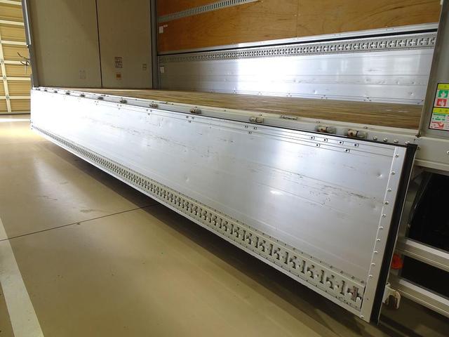 フォワード 　２．２ｔ　ワイドベッド付　アルミウイング　格納ゲート付　リアエアサス　リア観音扉　セイコーラック　ラッシング２段　床フック５対　荷室リア入口回転渡し板付　荷室ＬＥＤ灯　ＰＧ／１，０００ｋｇ　リモコン付（28枚目）