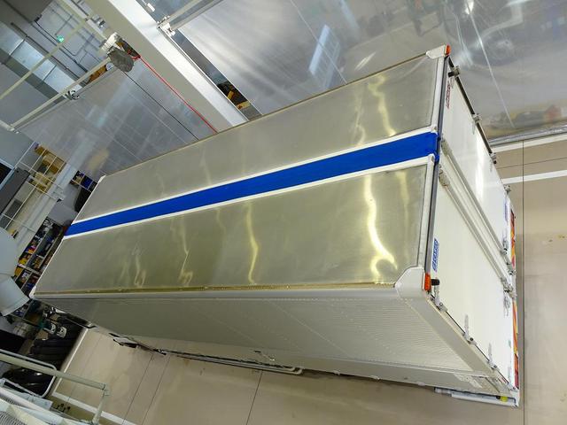 フォワード 　２．２ｔ　ワイドベッド付　アルミウイング　格納ゲート付　リアエアサス　リア観音扉　セイコーラック　ラッシング２段　床フック５対　荷室リア入口回転渡し板付　荷室ＬＥＤ灯　ＰＧ／１，０００ｋｇ　リモコン付（37枚目）