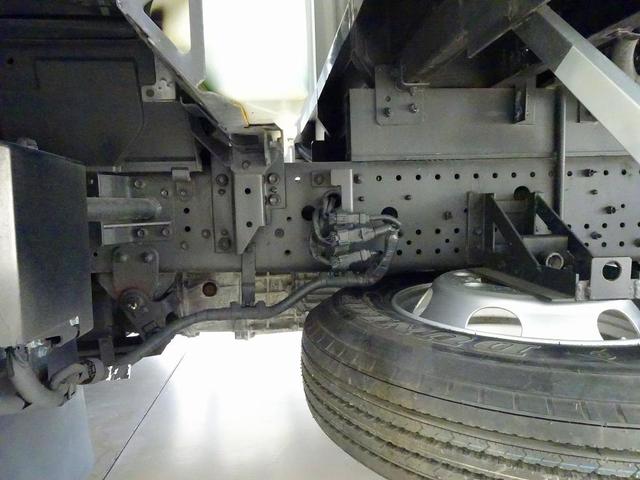 フォワード 　２．２ｔ　ワイドベッド付　アルミウイング　格納ゲート付　リアエアサス　リア観音扉　セイコーラック　ラッシング２段　床フック５対　荷室リア入口回転渡し板付　荷室ＬＥＤ灯　ＰＧ／１，０００ｋｇ　リモコン付（40枚目）