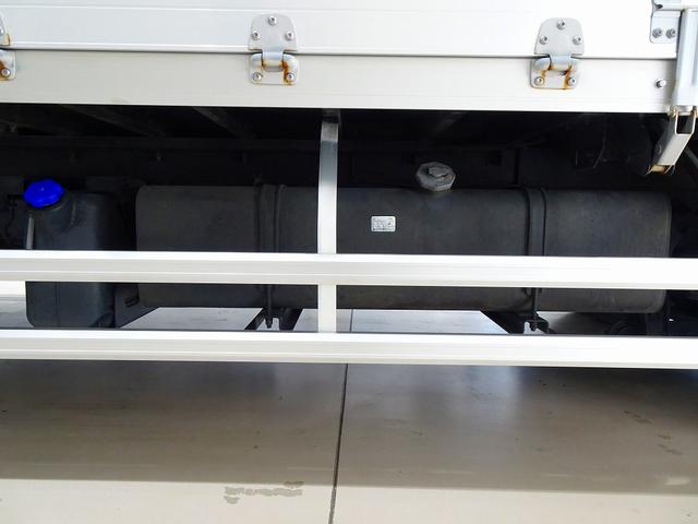 フォワード 　２．２ｔ　ワイドベッド付　アルミウイング　格納ゲート付　リアエアサス　リア観音扉　セイコーラック　ラッシング２段　床フック５対　荷室リア入口回転渡し板付　荷室ＬＥＤ灯　ＰＧ／１，０００ｋｇ　リモコン付（42枚目）