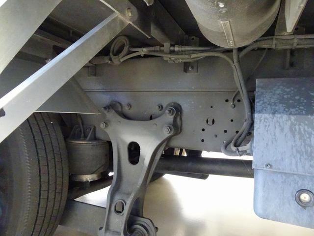 フォワード 　２．２ｔ　ワイドベッド付　アルミウイング　格納ゲート付　リアエアサス　リア観音扉　セイコーラック　ラッシング２段　床フック５対　荷室リア入口回転渡し板付　荷室ＬＥＤ灯　ＰＧ／１，０００ｋｇ　リモコン付（47枚目）