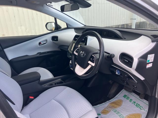 プリウス Ｓ　セーフティセンス　純正ナビテレビ　バックカメラ　ＥＴＣ　ＬＥＤヘッドライト　スマートキー　プッシュスタート　４ＷＤ　エアコン　盗難防止システム　衝突安全ボディ　アイドリングストップ（2枚目）