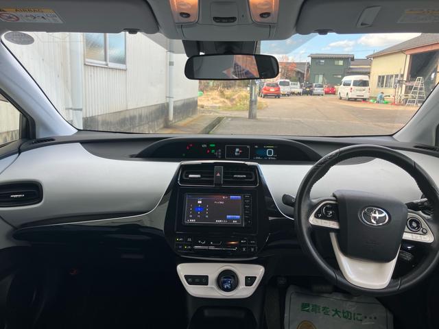 プリウス Ｓ　セーフティセンス　純正ナビテレビ　バックカメラ　ＥＴＣ　ＬＥＤヘッドライト　スマートキー　プッシュスタート　４ＷＤ　エアコン　盗難防止システム　衝突安全ボディ　アイドリングストップ（3枚目）