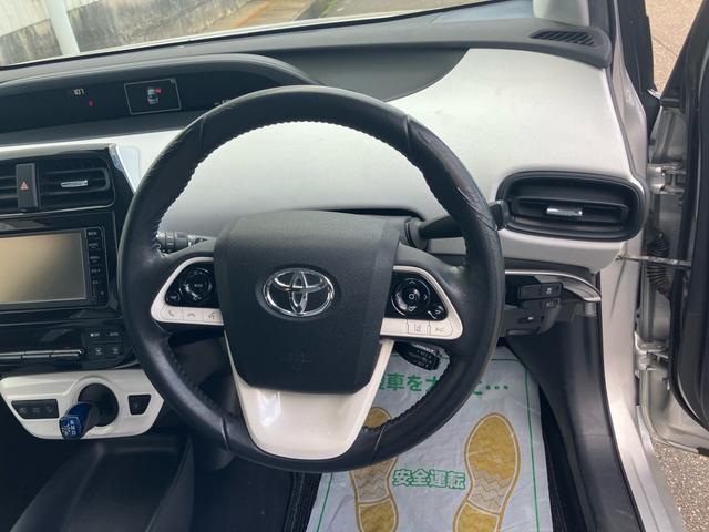 プリウス Ｓ　セーフティセンス　純正ナビテレビ　バックカメラ　ＥＴＣ　ＬＥＤヘッドライト　スマートキー　プッシュスタート　４ＷＤ　エアコン　盗難防止システム　衝突安全ボディ　アイドリングストップ（4枚目）