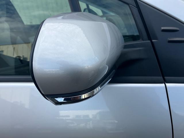 プリウス Ｓ　セーフティセンス　純正ナビテレビ　バックカメラ　ＥＴＣ　ＬＥＤヘッドライト　スマートキー　プッシュスタート　４ＷＤ　エアコン　盗難防止システム　衝突安全ボディ　アイドリングストップ（9枚目）