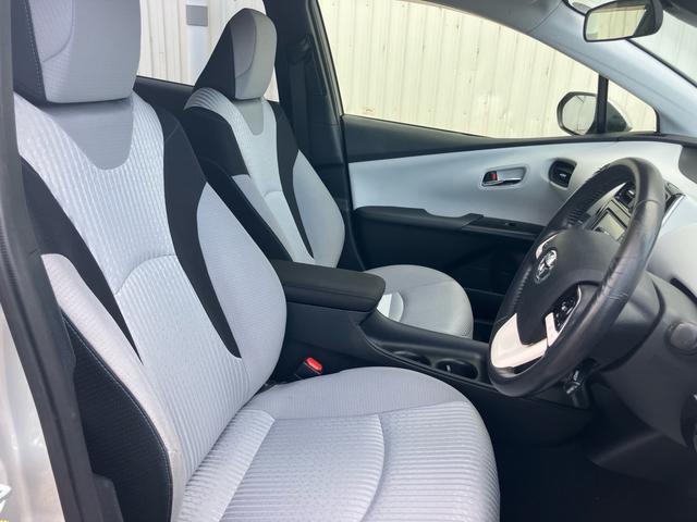 プリウス Ｓ　セーフティセンス　純正ナビテレビ　バックカメラ　ＥＴＣ　ＬＥＤヘッドライト　スマートキー　プッシュスタート　４ＷＤ　エアコン　盗難防止システム　衝突安全ボディ　アイドリングストップ（11枚目）