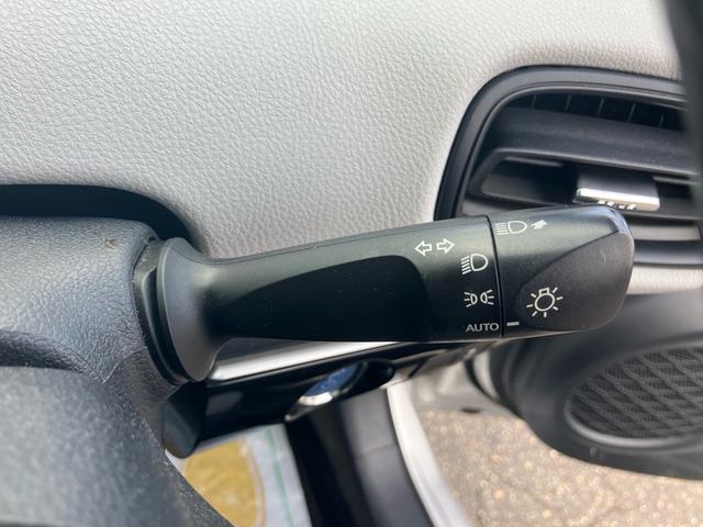 プリウス Ｓ　セーフティセンス　純正ナビテレビ　バックカメラ　ＥＴＣ　ＬＥＤヘッドライト　スマートキー　プッシュスタート　４ＷＤ　エアコン　盗難防止システム　衝突安全ボディ　アイドリングストップ（17枚目）