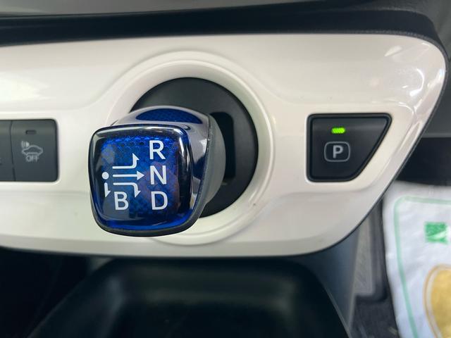 プリウス Ｓ　セーフティセンス　純正ナビテレビ　バックカメラ　ＥＴＣ　ＬＥＤヘッドライト　スマートキー　プッシュスタート　４ＷＤ　エアコン　盗難防止システム　衝突安全ボディ　アイドリングストップ（21枚目）