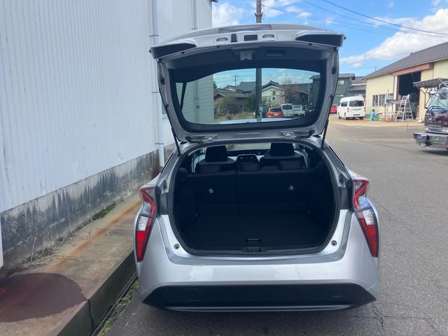 プリウス Ｓ　セーフティセンス　純正ナビテレビ　バックカメラ　ＥＴＣ　ＬＥＤヘッドライト　スマートキー　プッシュスタート　４ＷＤ　エアコン　盗難防止システム　衝突安全ボディ　アイドリングストップ（29枚目）