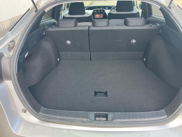 プリウス Ｓ　セーフティセンス　純正ナビテレビ　バックカメラ　ＥＴＣ　ＬＥＤヘッドライト　スマートキー　プッシュスタート　４ＷＤ　エアコン　盗難防止システム　衝突安全ボディ　アイドリングストップ（30枚目）