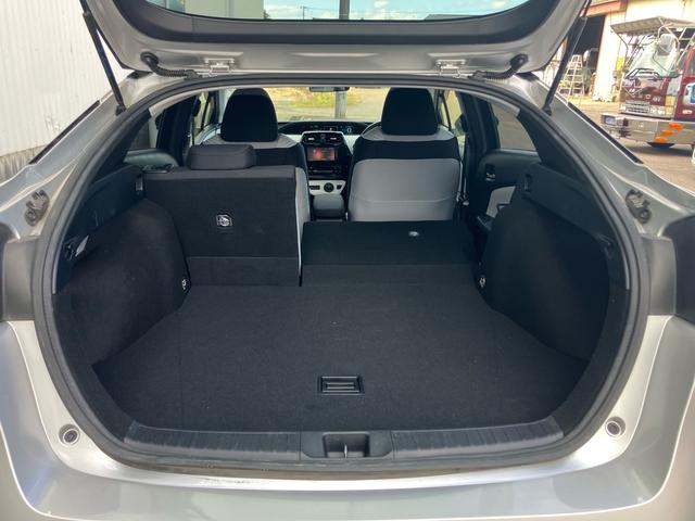 プリウス Ｓ　セーフティセンス　純正ナビテレビ　バックカメラ　ＥＴＣ　ＬＥＤヘッドライト　スマートキー　プッシュスタート　４ＷＤ　エアコン　盗難防止システム　衝突安全ボディ　アイドリングストップ（31枚目）