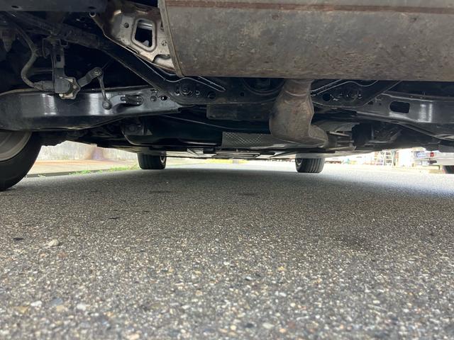 プリウス Ｓ　セーフティセンス　純正ナビテレビ　バックカメラ　ＥＴＣ　ＬＥＤヘッドライト　スマートキー　プッシュスタート　４ＷＤ　エアコン　盗難防止システム　衝突安全ボディ　アイドリングストップ（33枚目）