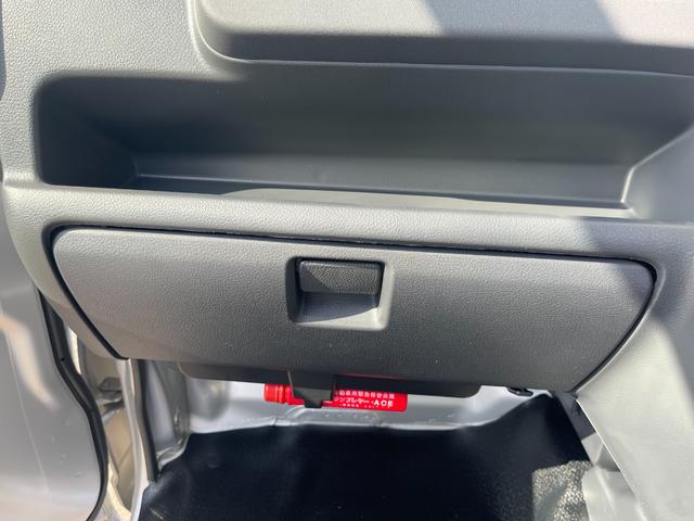 キャリイトラック KCエアコン・パワステ スズキセーフティサポート非装着車 3方開 4WD 5MT キーレス クリアランスソナー 横滑り防止 アイドリングストップ Wエアバッグ パワーウインドウ エアコン パワステ ABS ライトレベライザー(26枚目)