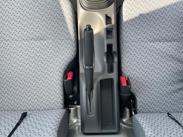 キャリイトラック KCエアコン・パワステ スズキセーフティサポート非装着車 3方開 4WD 5MT キーレス クリアランスソナー 横滑り防止 アイドリングストップ Wエアバッグ パワーウインドウ エアコン パワステ ABS ライトレベライザー(27枚目)