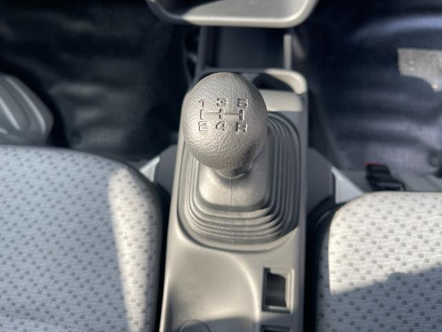 キャリイトラック KCエアコン・パワステ スズキセーフティサポート非装着車 3方開 4WD 5MT キーレス クリアランスソナー 横滑り防止 アイドリングストップ Wエアバッグ パワーウインドウ エアコン パワステ ABS ライトレベライザー(36枚目)