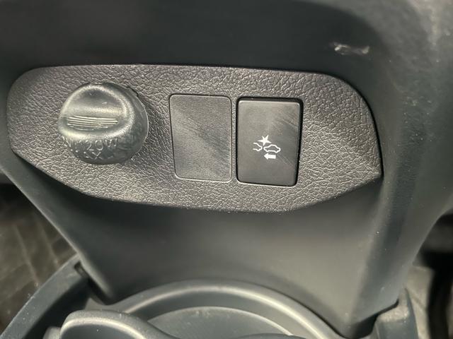 ヴィッツ Ｆ　セーフティーエディションＩＩＩ　４ＷＤ　地デジＴＶナビ　プッシュボタンスタート　スマートキー　アルミホイール　ステアリングスイッチ　トヨタセーフティセンス　ＬＥＤヘッドライト　フォグライト　電動格納ミラー　Ｂｌｕｅｔｏｏｔｈ（14枚目）